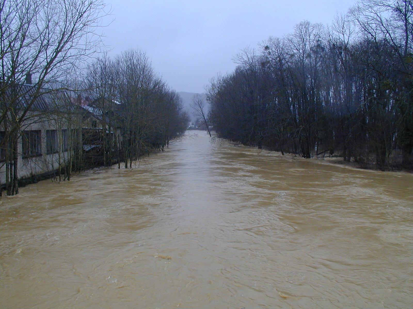 Crue de l'Armançon, en mars 2001, à Tonnerre, vue du pont rue du pont, dans l'Yonne