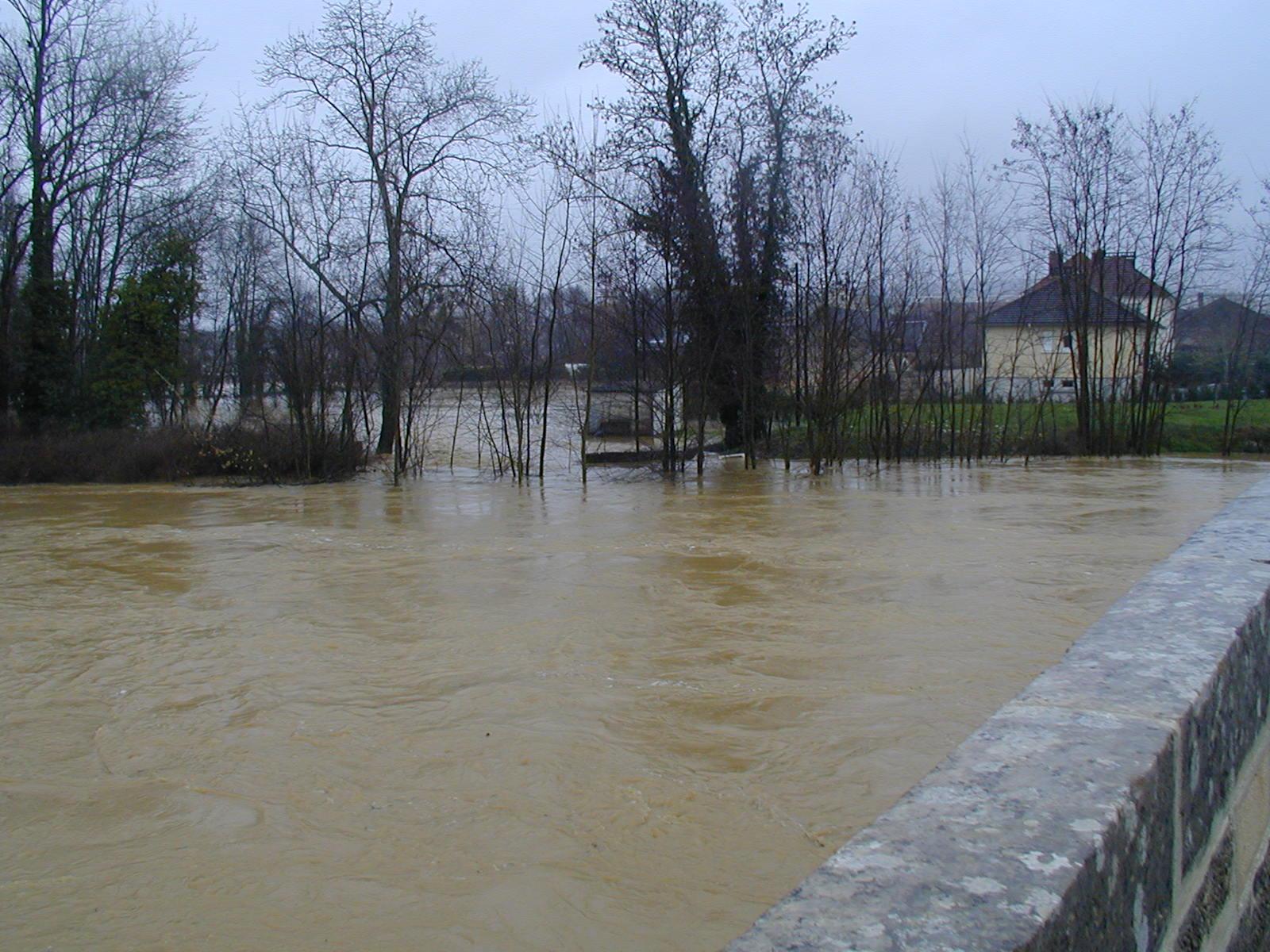 Crue de l'Armançon, en mars 2001, à Tonnerre, vue du pont rue du pont, dans l'Yonne