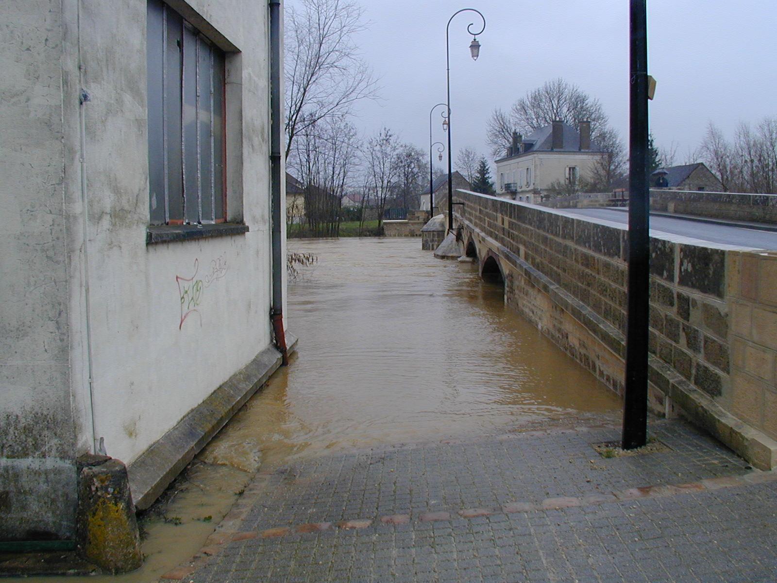 Crue de l'Armançon, en mars 2001, à Tonnerre, rue du pont, dans l'Yonne