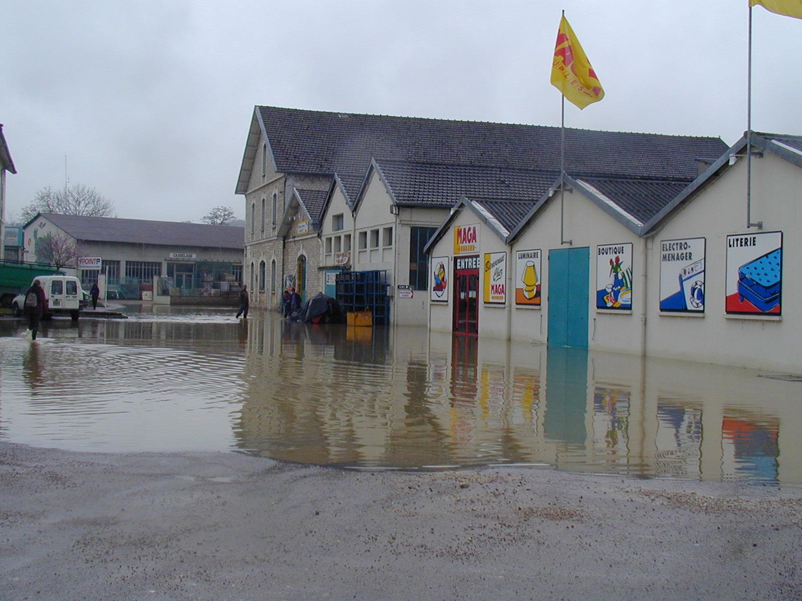 Crue de l'Armançon, en mars 2001, à Tonnerre, avenue Aristide Briand, dans l'Yonne