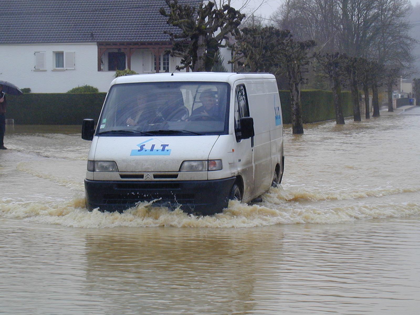 Crue de l'Armançon, en mars 2001, à Tonnerre, avenue Alfred Grévin, dans l'Yonne