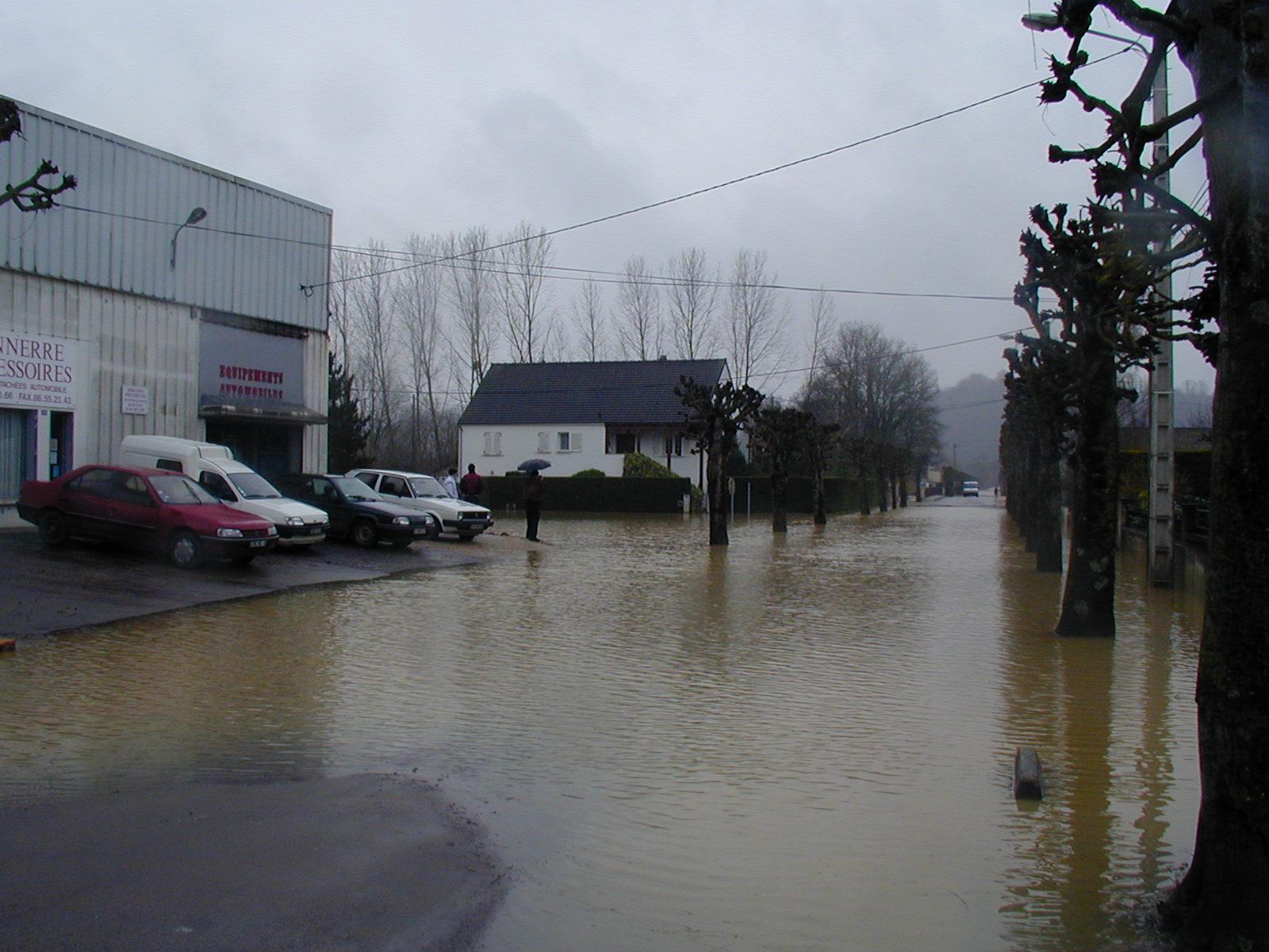 Crue de l'Armançon, en mars 2001, à Tonnerre, avenue Alfred Grévin, dans l'Yonne