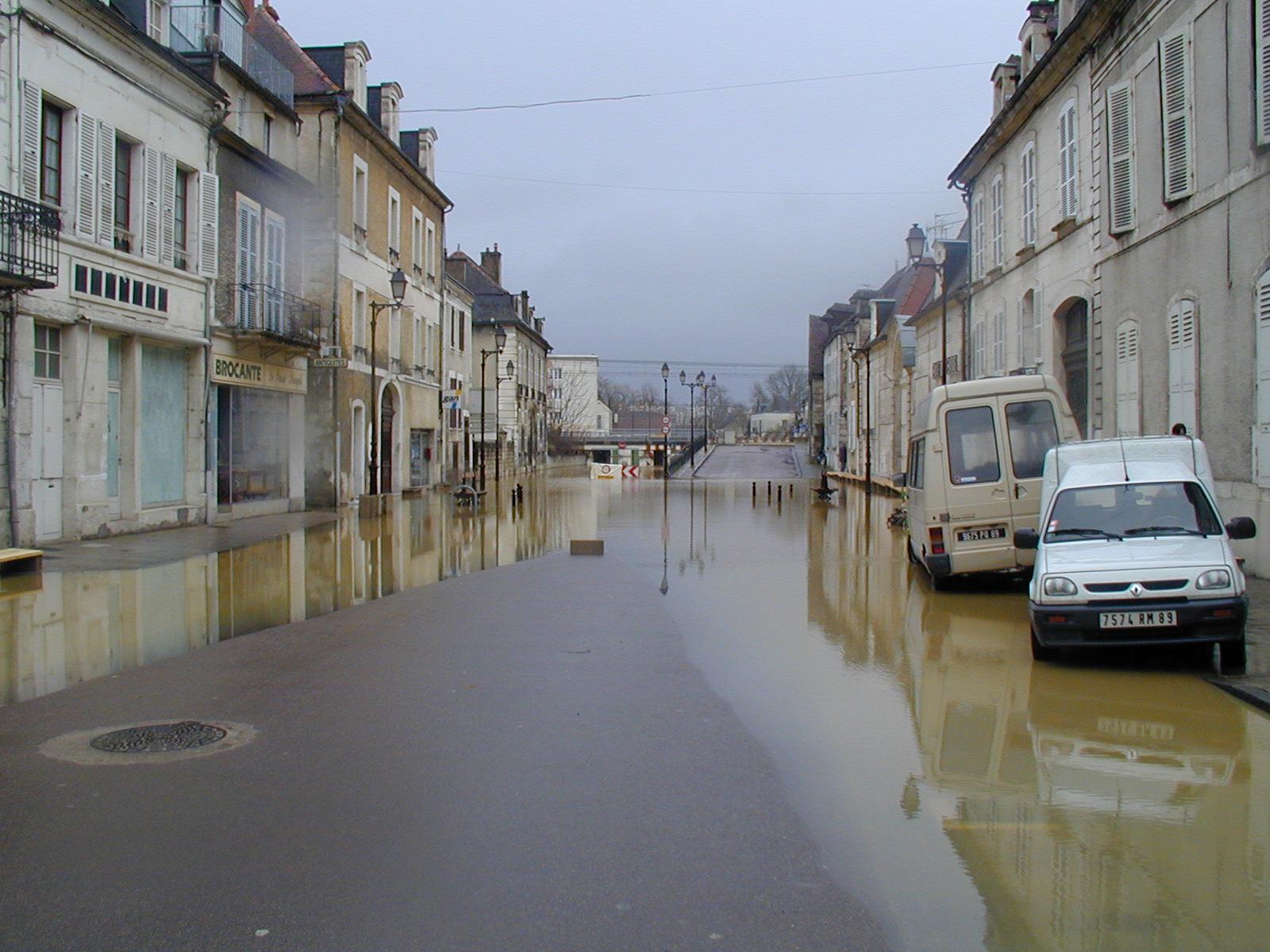 Crue de l'Armançon, en mars 2001, à Tonnerre, rue du pont, dans l'Yonne