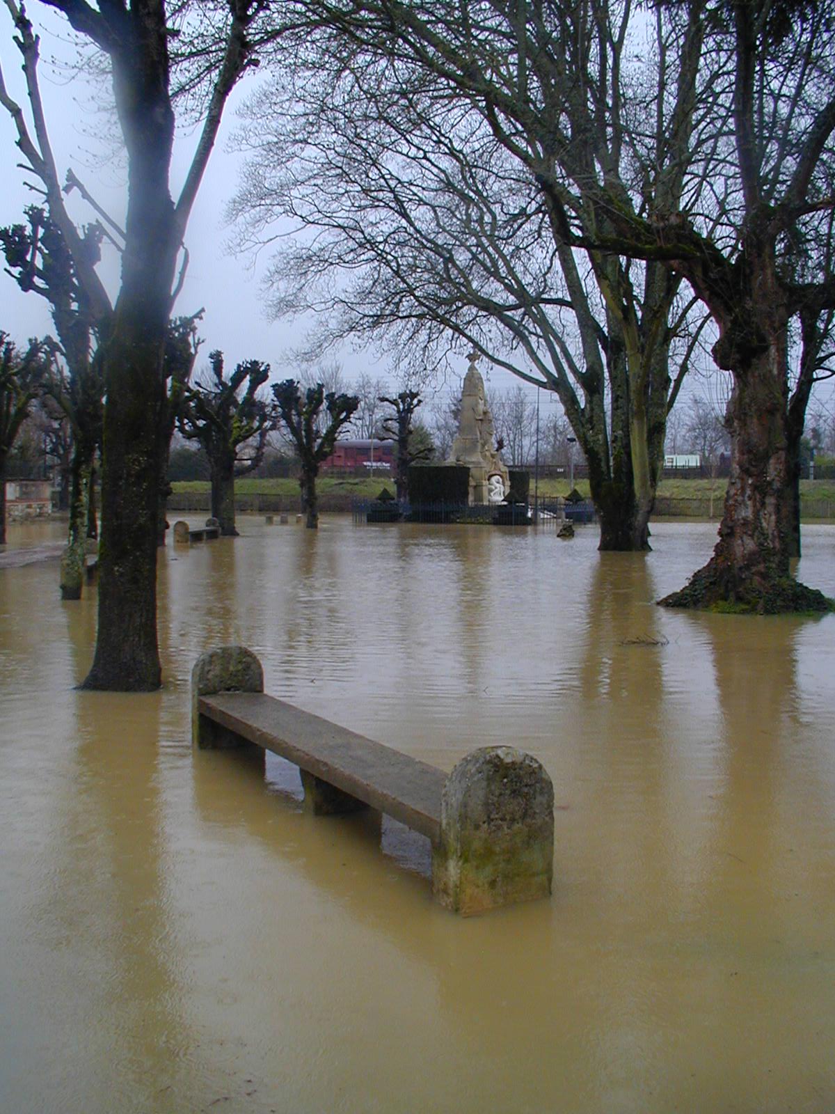 Crue de l'Armançon, en mars 2001, à Tonnerre, secteur du Patis, dans l'Yonne