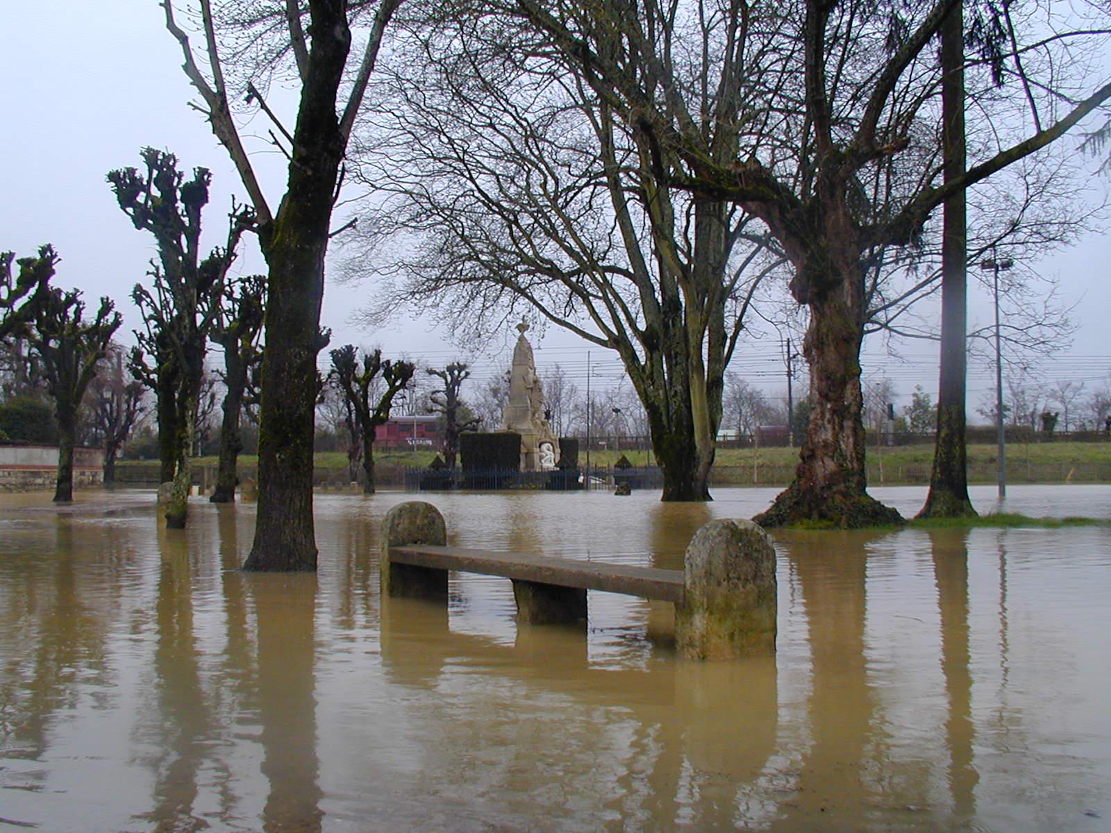 Crue de l'Armançon, en mars 2001, à Tonnerre, secteur du Patis, dans l'Yonne