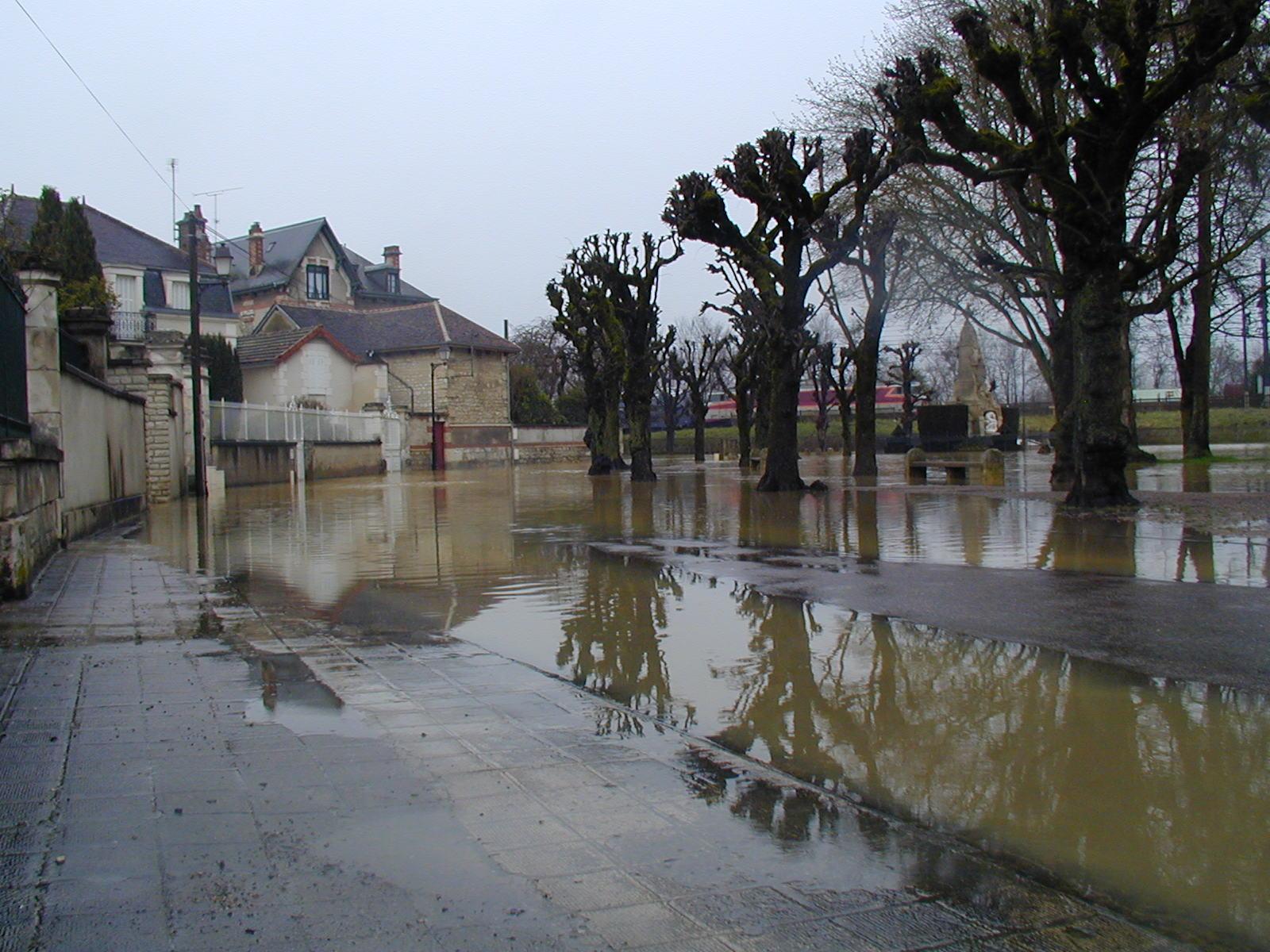 Crue de l'Armançon, en mars 2001, à Tonnerre, secteur du Patis, dans l'Yonne