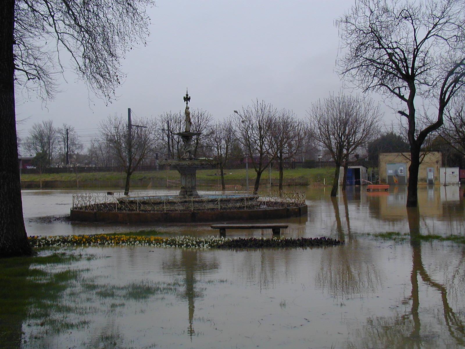 Crue de l'Armançon, en mars 2001, à tonnerre, secteur du Patis, dans l'Yonne