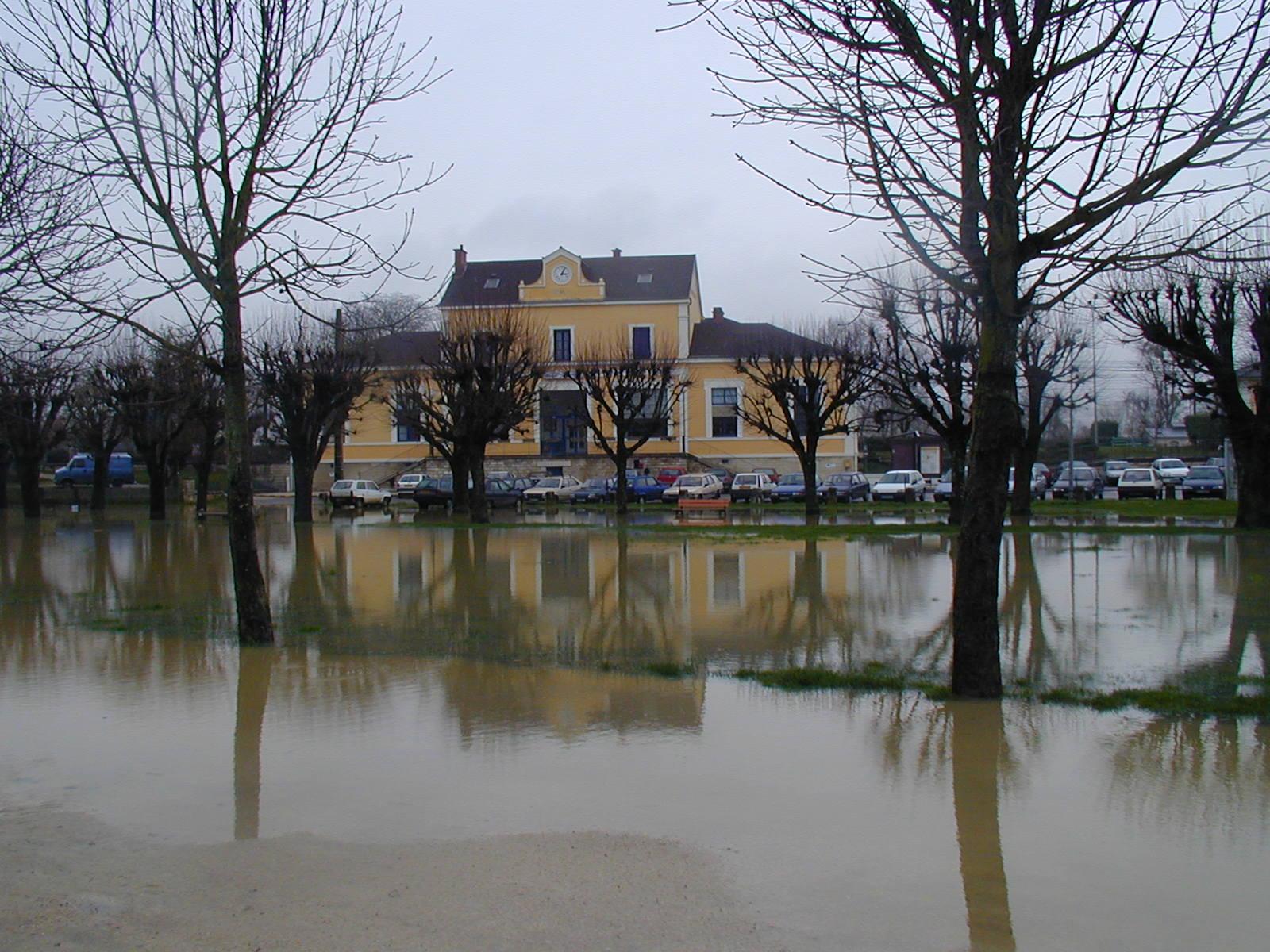 Crue de l'Armançon, en mars 2001, à Tonnerre, secteur du Patis, dans l'Yonne