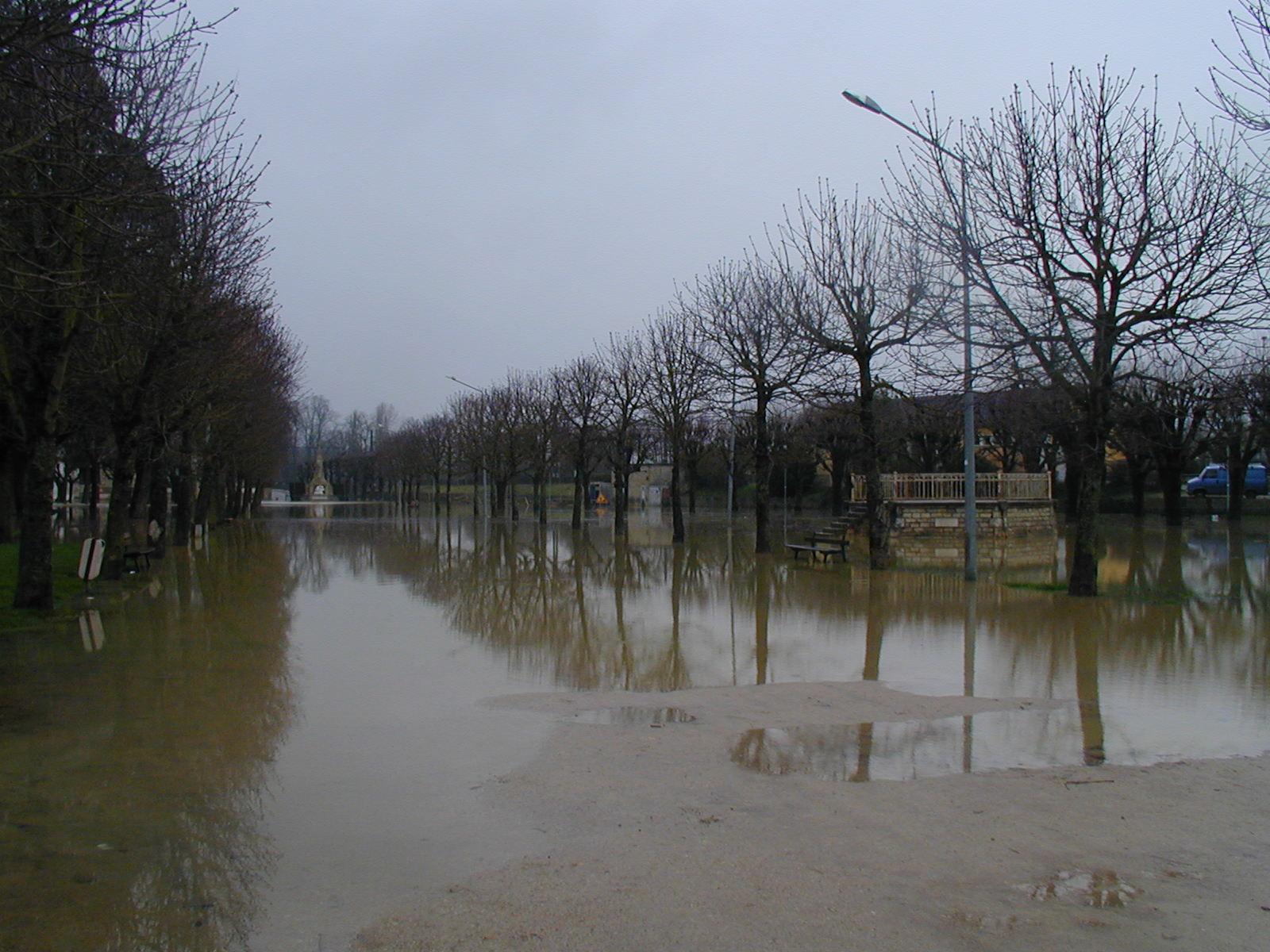 Crue de l'Armançon, en avril 2001, à Tonnerre,  secteur du Patis, dans l'Yonne