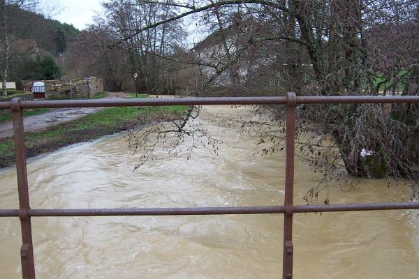 Crue du Cousin , en janvier 2004, à Avallon, ruelle du val des vaux, dans l'Yonne