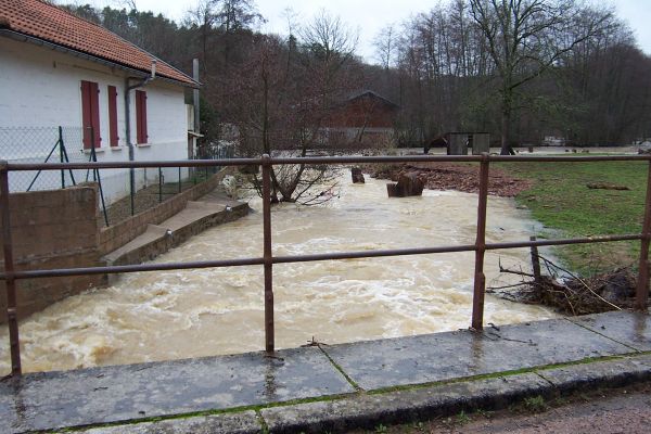 Crue du Cousin, en janvier 2004, à Avallon, route de Magny, dans l'Yonne