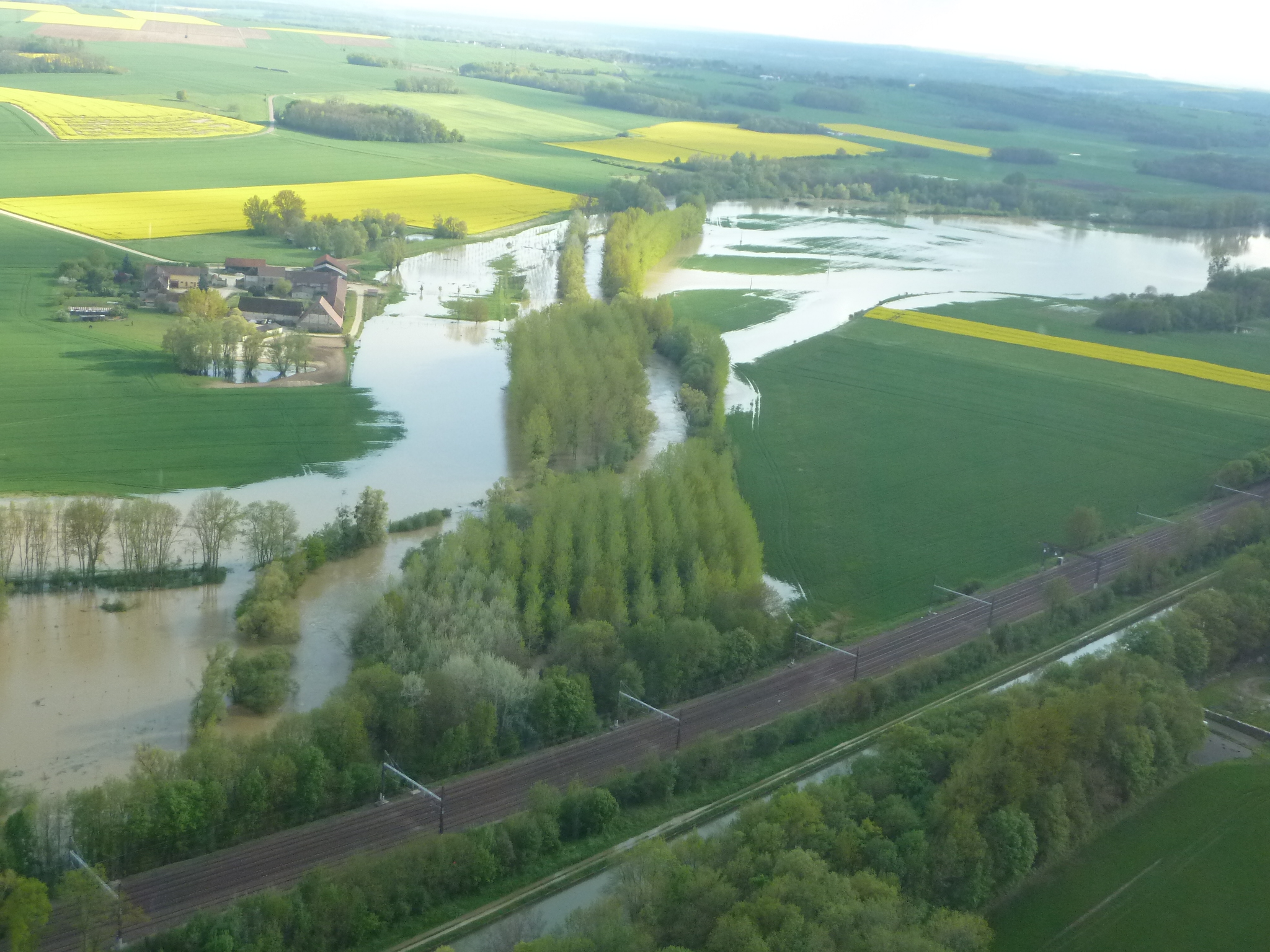 Crue de l'Armançon, en mai 2013, à Esnon et Brienon sur Armançon, ferme de Noël, dans l'Yonne