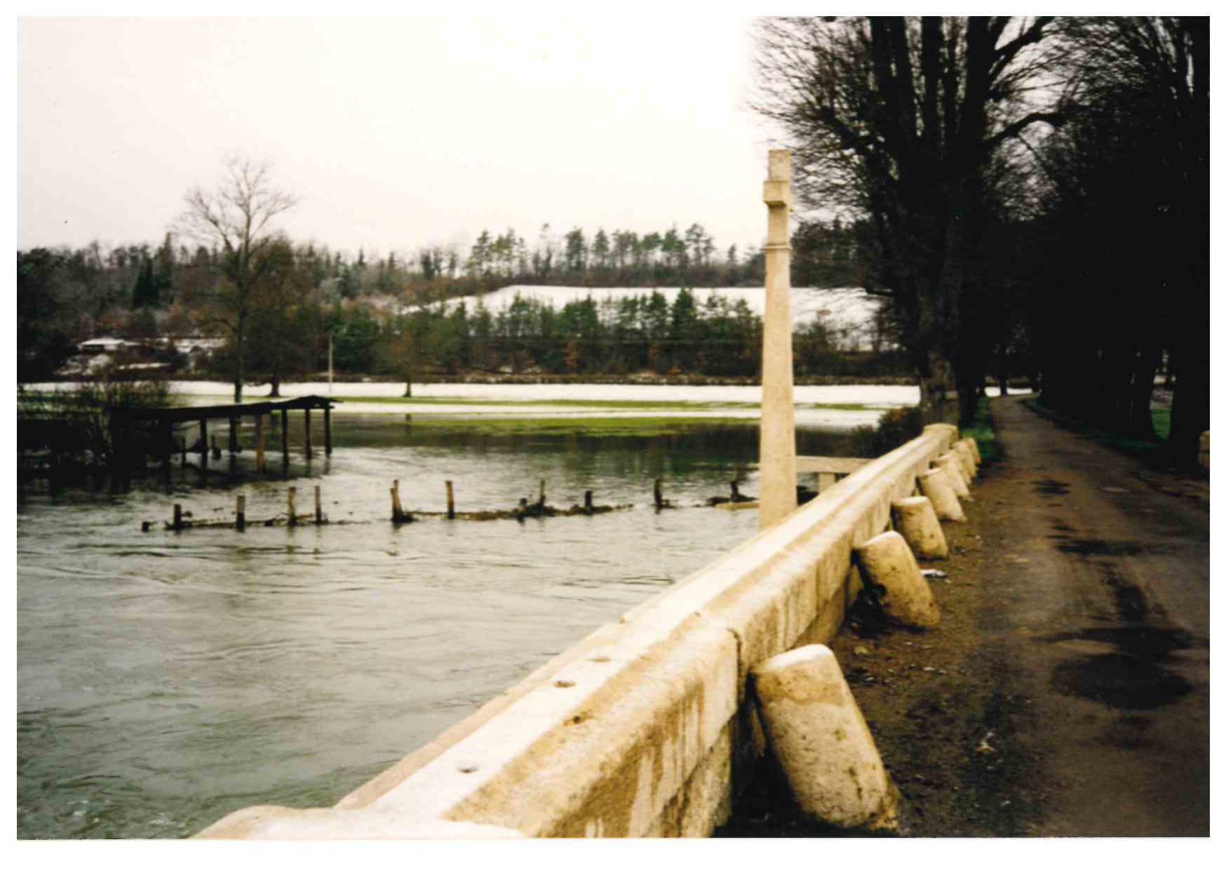 Crue de la Seine , en février 1999, à Buncey, pont sur la Seine, en Côte d'Or