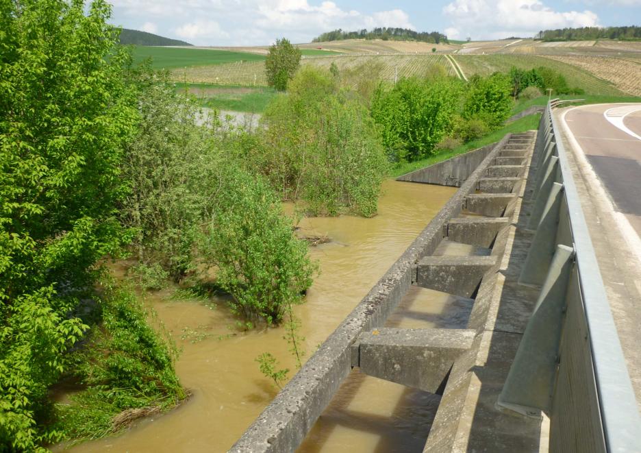 Crue du Serein, en mai 2013, à Chablis, pont sur la RD 965, dans l'Yonne