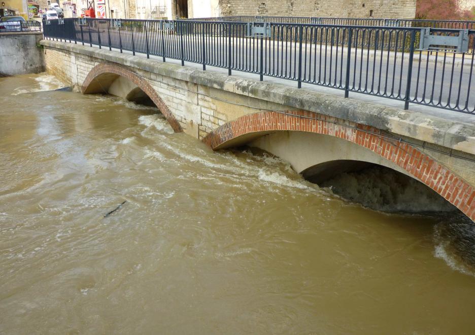 Crue du Serein, en mai 2013, à Chablis, pont sur le Serein, dans l'Yonne