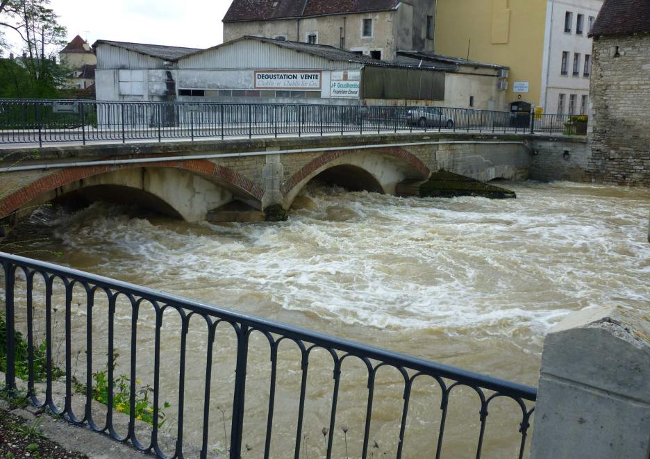 Crue du Serein, en mai 2013, à Chablis, pont sur le Serein, dans l'Yonne