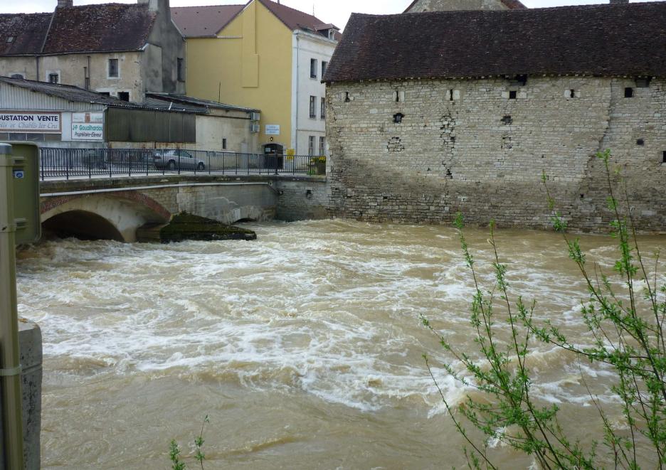 Crue du Serein, en mai 2013, à Chablis, pont sur le Serein, dans l'Yonne