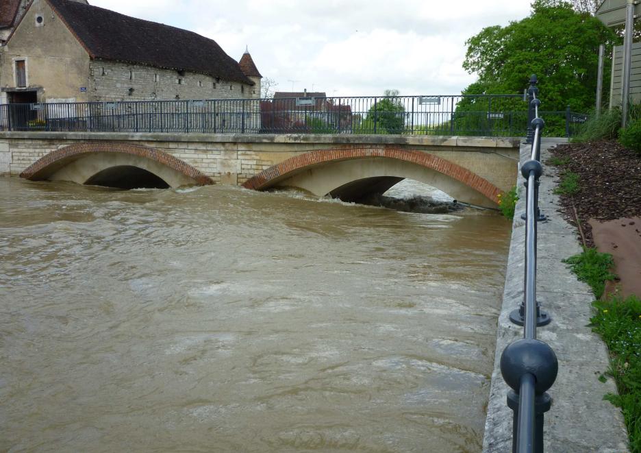 Crue du Serein, en mai 2013, à Chablis, pont sur le Serein, dans l'Yonne