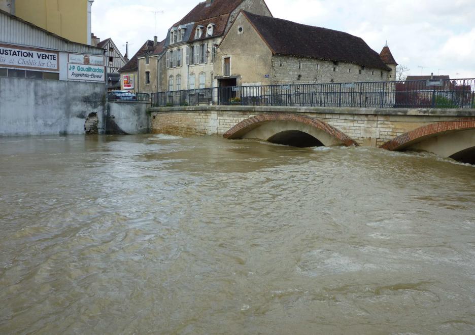 Crue du Serein, en mai 2013, à Chablis, pont sur le Serein, dans l'Yonne