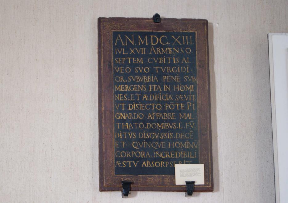 Plaque commémorative de la crue de l'Armançon, en juillet 1613, à Semur en Auxois en Côte d'Or 