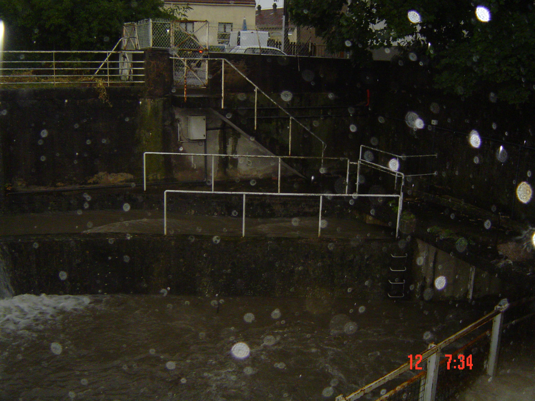 Photo de l'inondation à Dijon datant du 12/08/2008, plus précisément le Suzon au rue du Général Fauconnet.