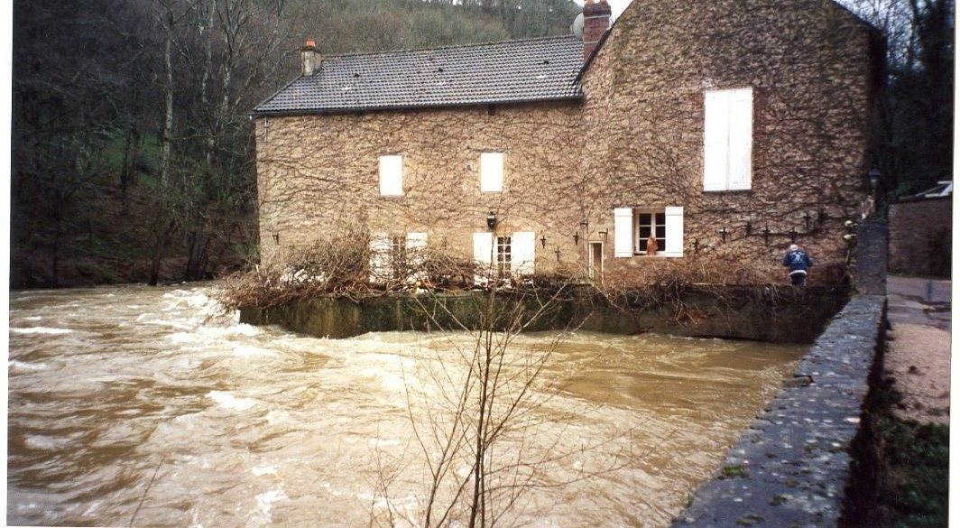 Crue du Cousin, en mars 2001, à Avallon, moulin des isles de la Baume, dans l'Yonne