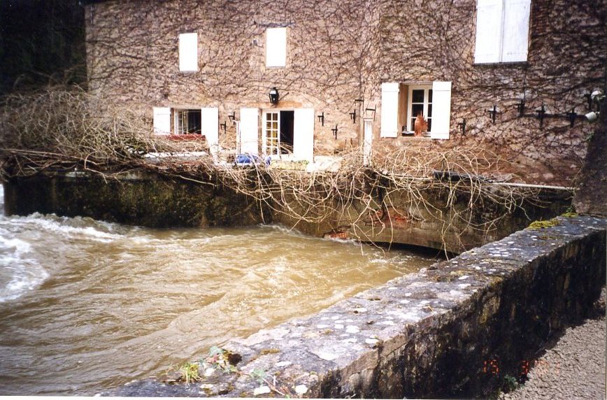 Crue du Cousin, en mars 2001, à Avallon, moulin des isles de la Baume, dans l'Yonne