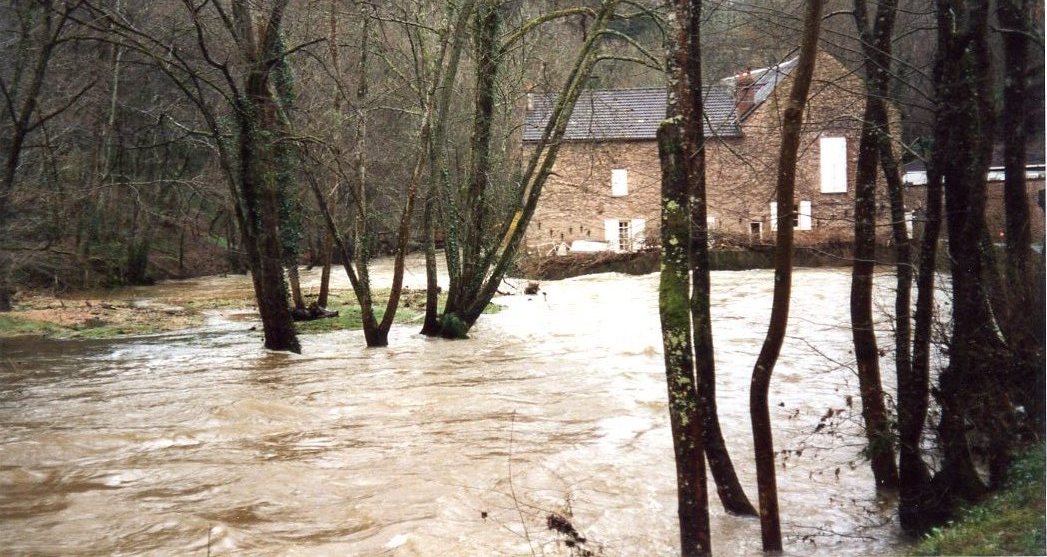 Crue du Cousin, en mars 2001, à Avallon, moulin des isles de la Baume, dans l'Yonne