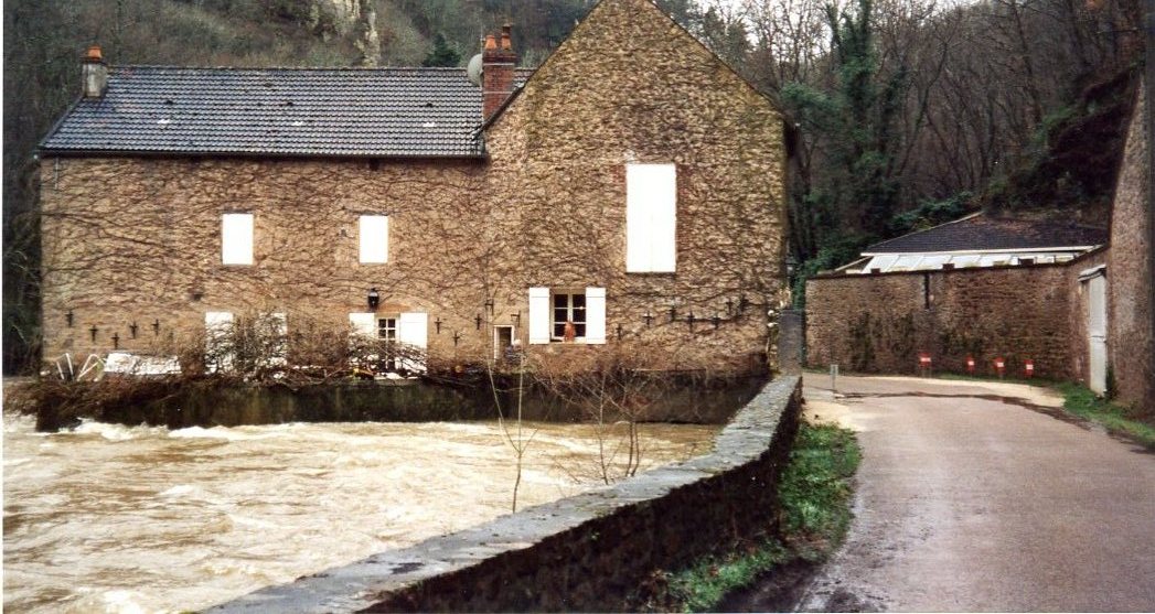 Crue du Cousin, en mars 2001, à Avallon, moulin des isles de la Baume, dans l'Yonne