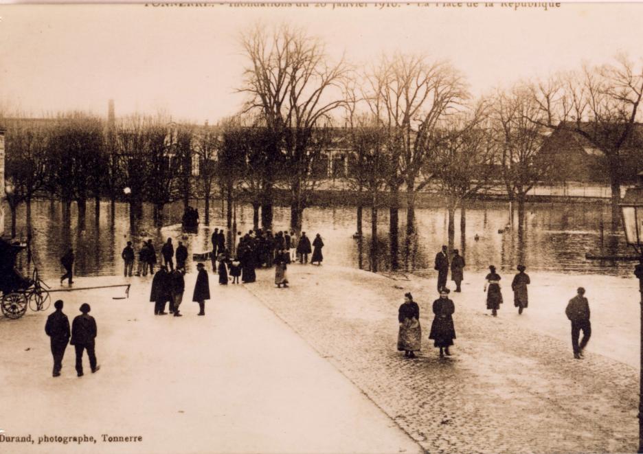 Crue de l'Armançon, en janvier 1910, à Tonnerre place de la République