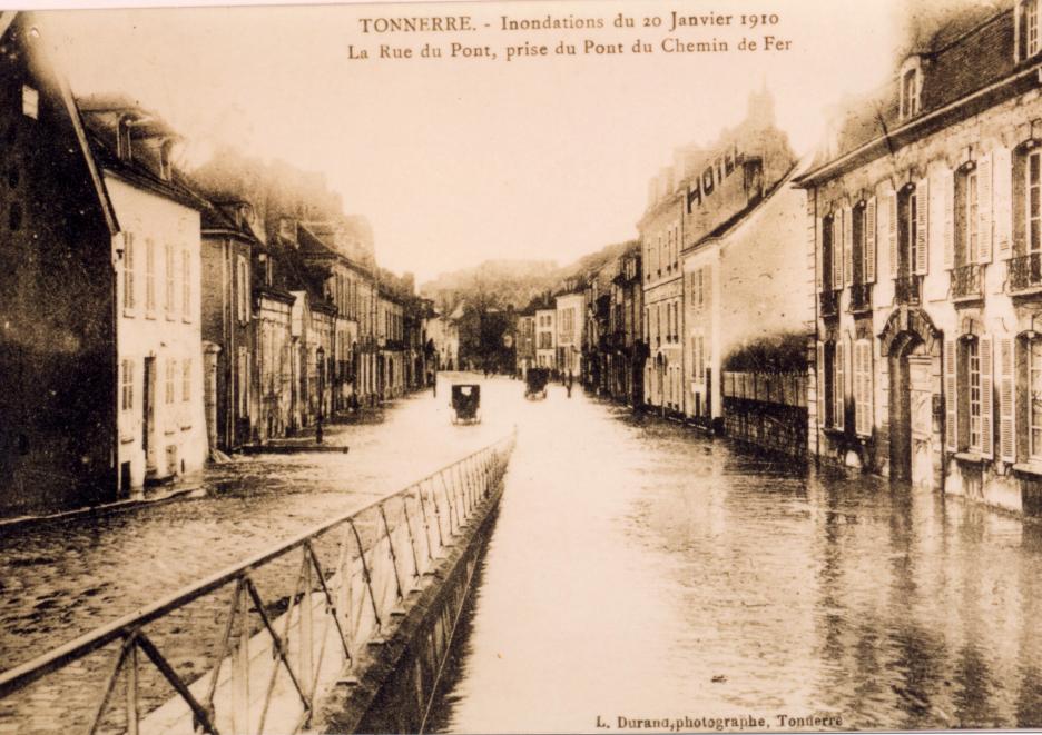 Crue de l'Armançon, en janvier 1910, à Tonnerre rue du Pont