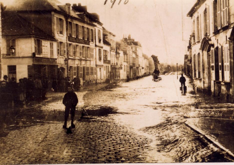 Crue de l'Armançon, en janvier 1910, à Tonnerre, rue du Pont, dans l'Yonne