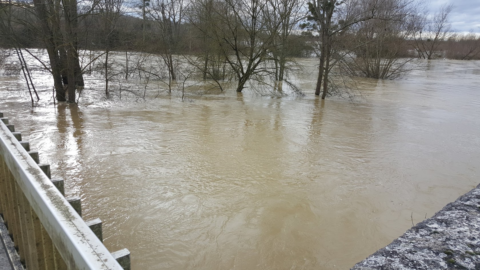 Crue de l'Armançon, en janvier 2018, à Brienon sur Armançon, pont de la route d'Auxerre, dans l'Yonne