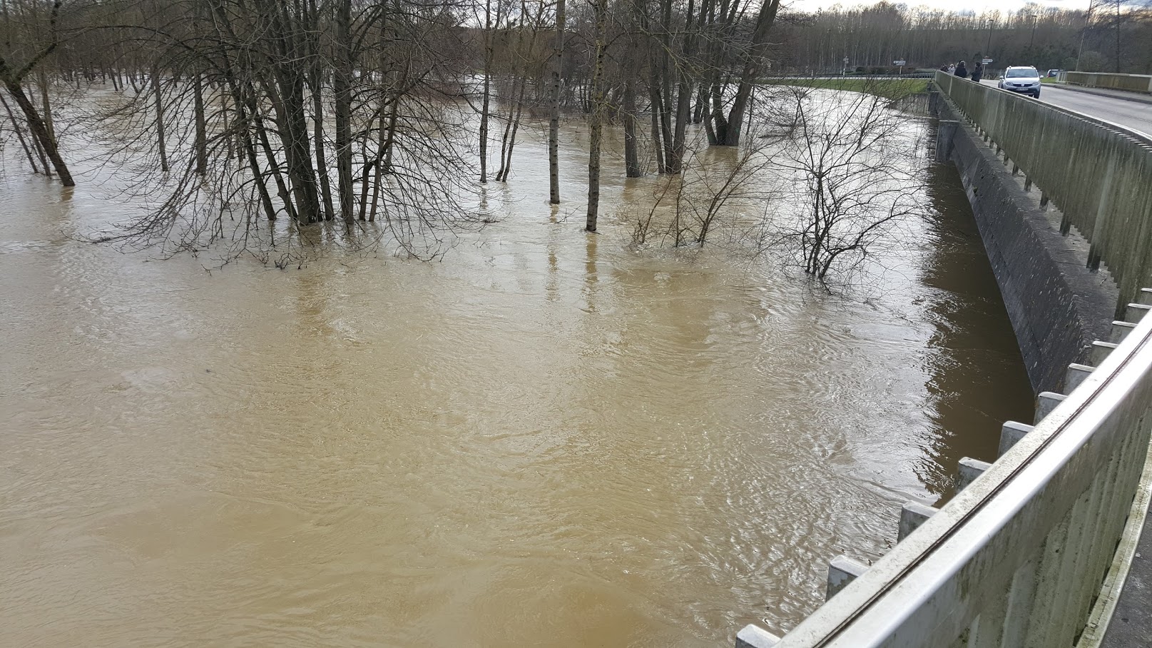 Crue de l''Armançon, en janvier 2018, à Brienon sur Armançon, pont de la route d'Auxerre, dans l'Yonne