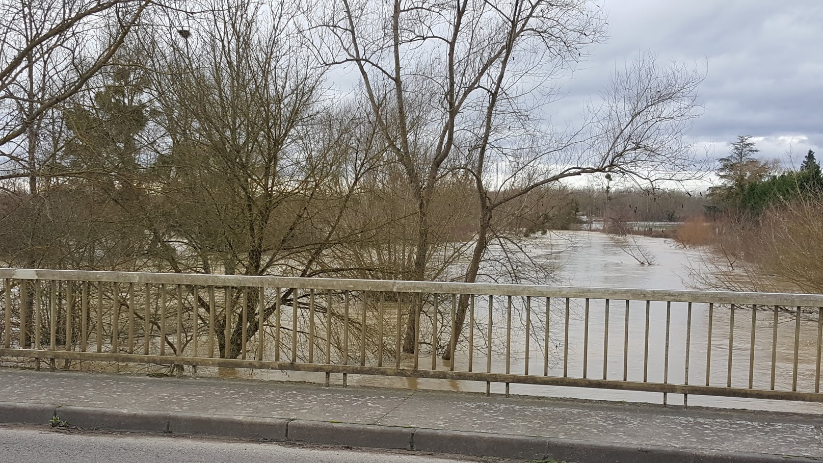 Crue de l'Armançon, en janvier 2018, à Brienon sur Armançon, pont de la route d'Auxerre, dans l'Yonne