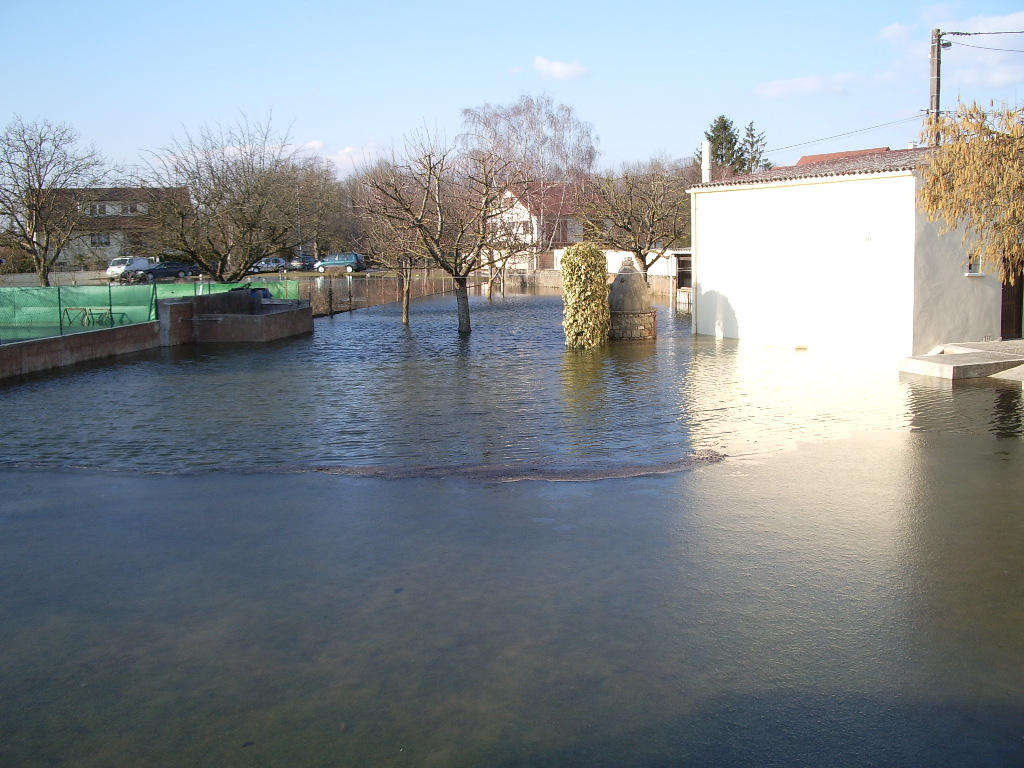 Crue de la fausse rivière, en mars 2006, à Arc sur Tille, rue boulavesin, en Côte d'Or