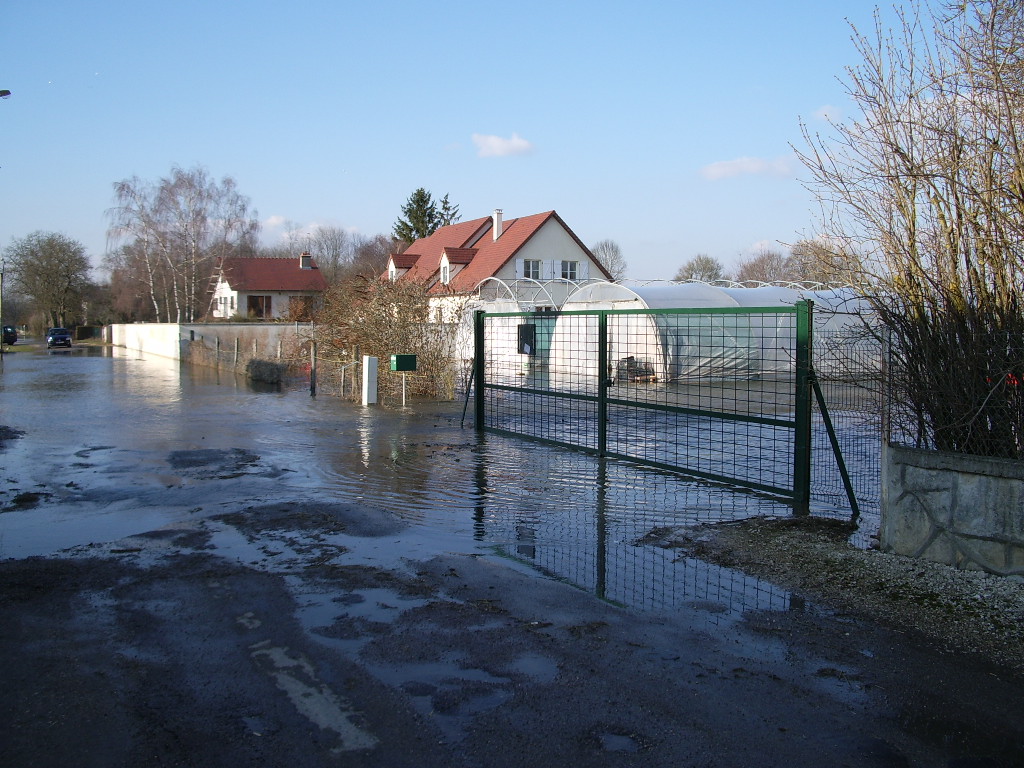 Crue de la fausse rivière, en mars 2006,  à Arc sur Tille, rue boulavesin, en Côte d'Or