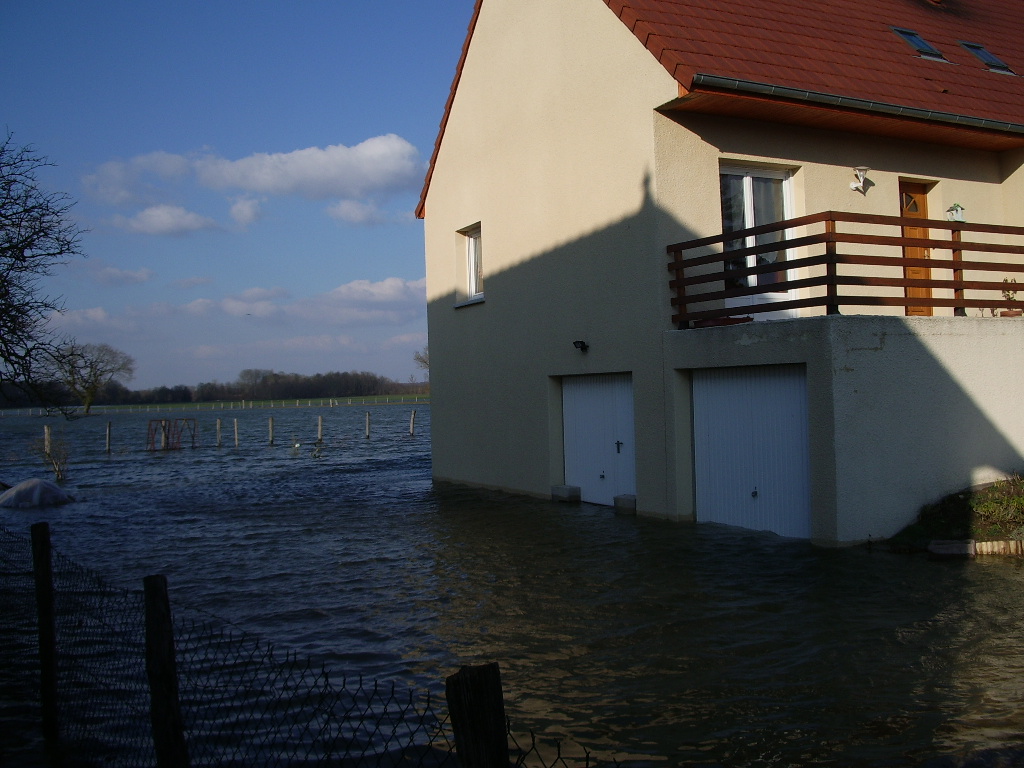 Crue de la fausse rivière, en mars 2006, à Arc sur Tille, rue boulavesin, en Côte d'Or