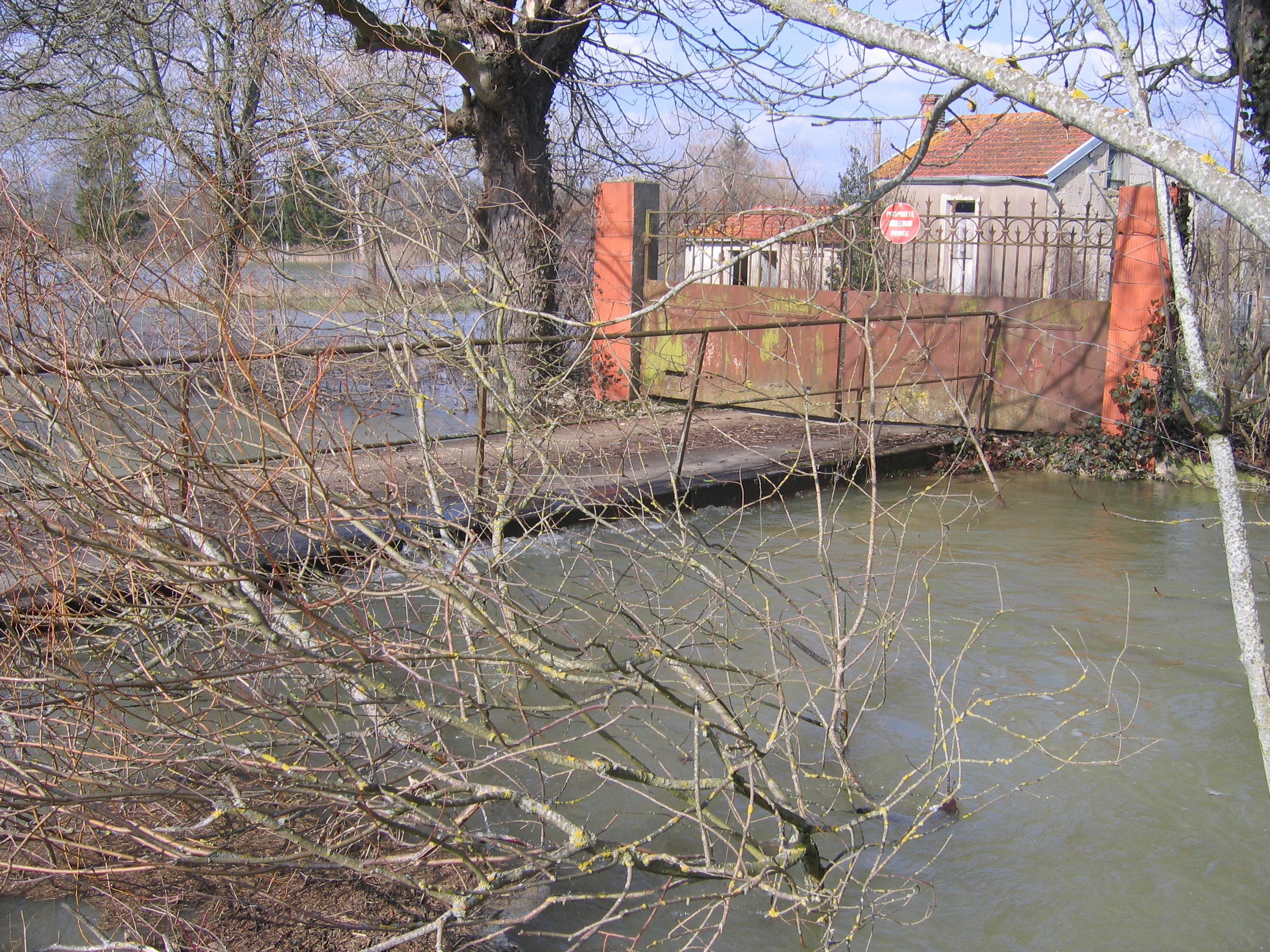 Crue de la fausse rivière, en mars 2006, à Arc sur Tille, rue boulavesin, en Côte d'Or