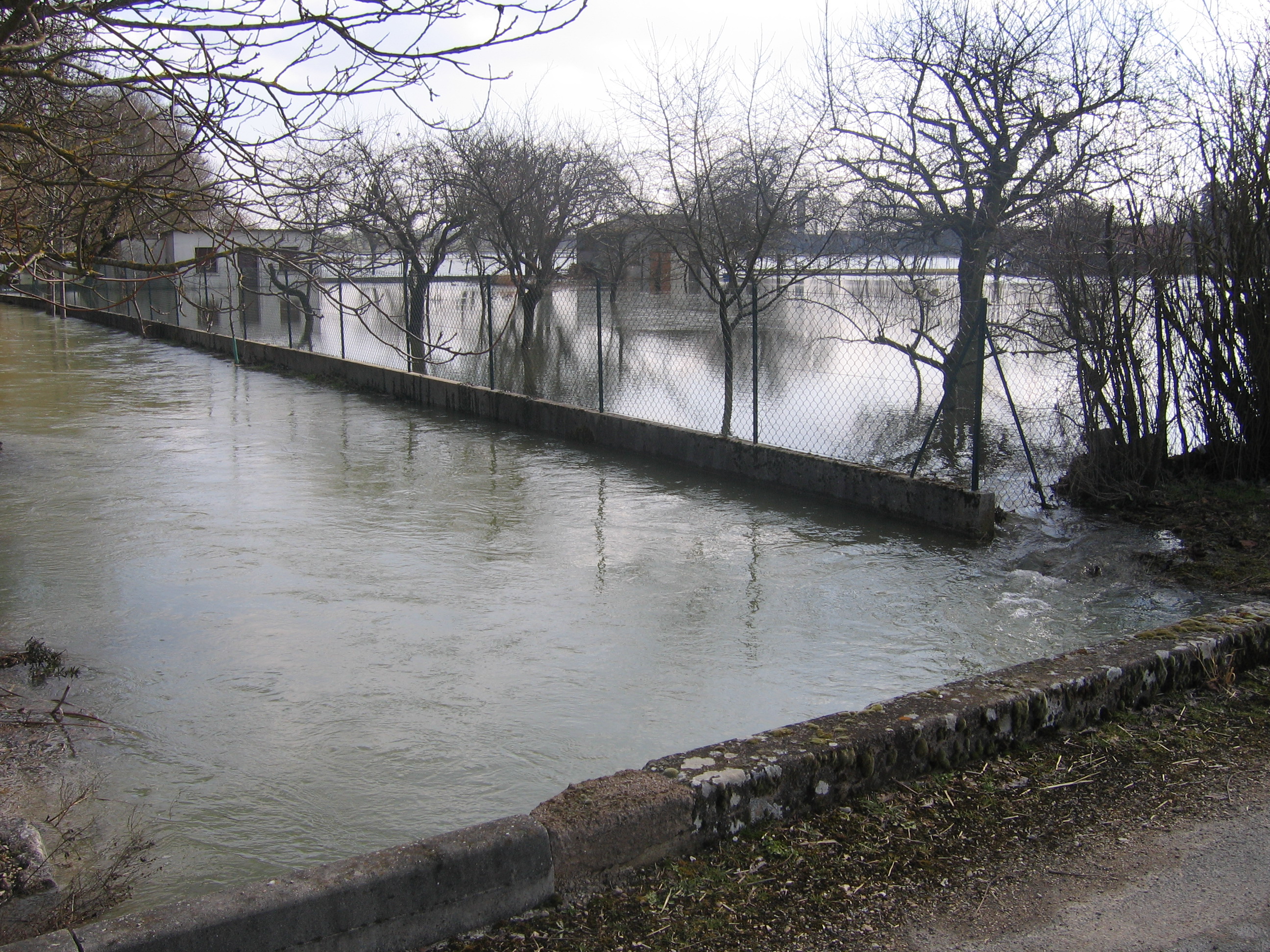 Crue de la fausse rivière, en mars 2006, à Arc sur Tille, rue boulavesin, en Côte d'Or