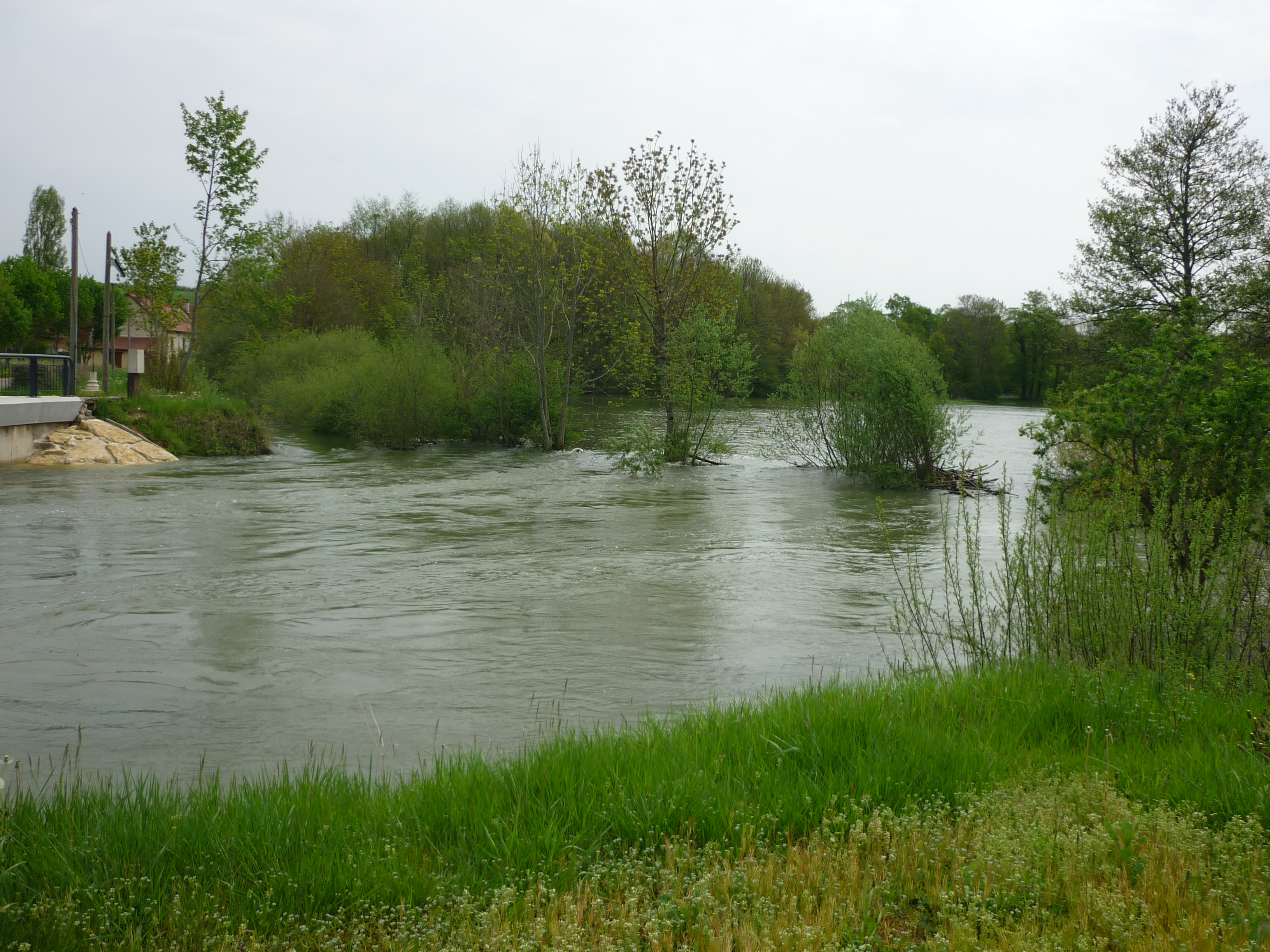 Crue de l'Ource, en mai 2013, à Autricourt, pont sur D13, en Côte d'Or