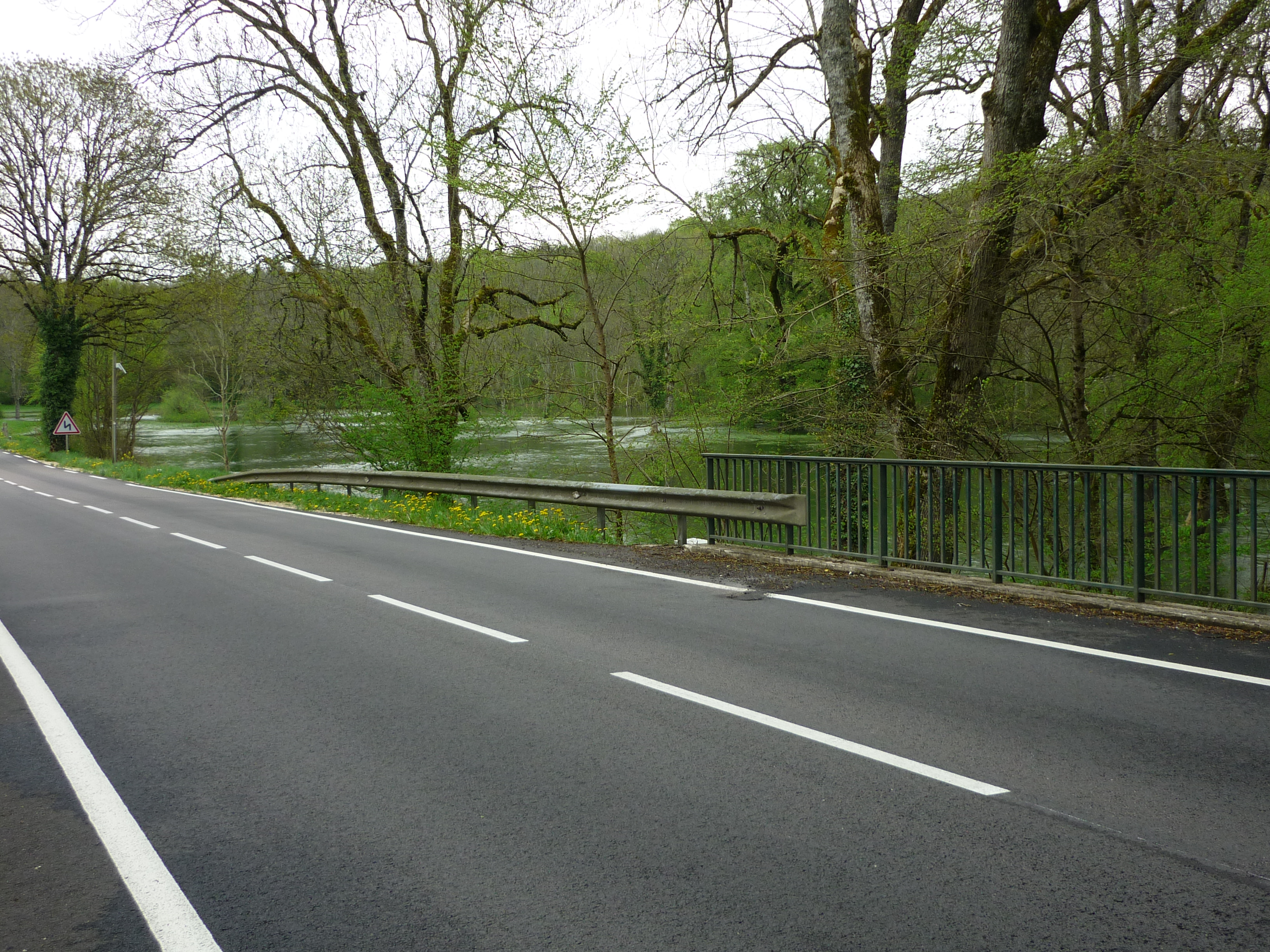 Crue de l'Ource, en mai 2013, à Leuglay, D 928 secteur du hameau de Froidvent, en Côte d'Or