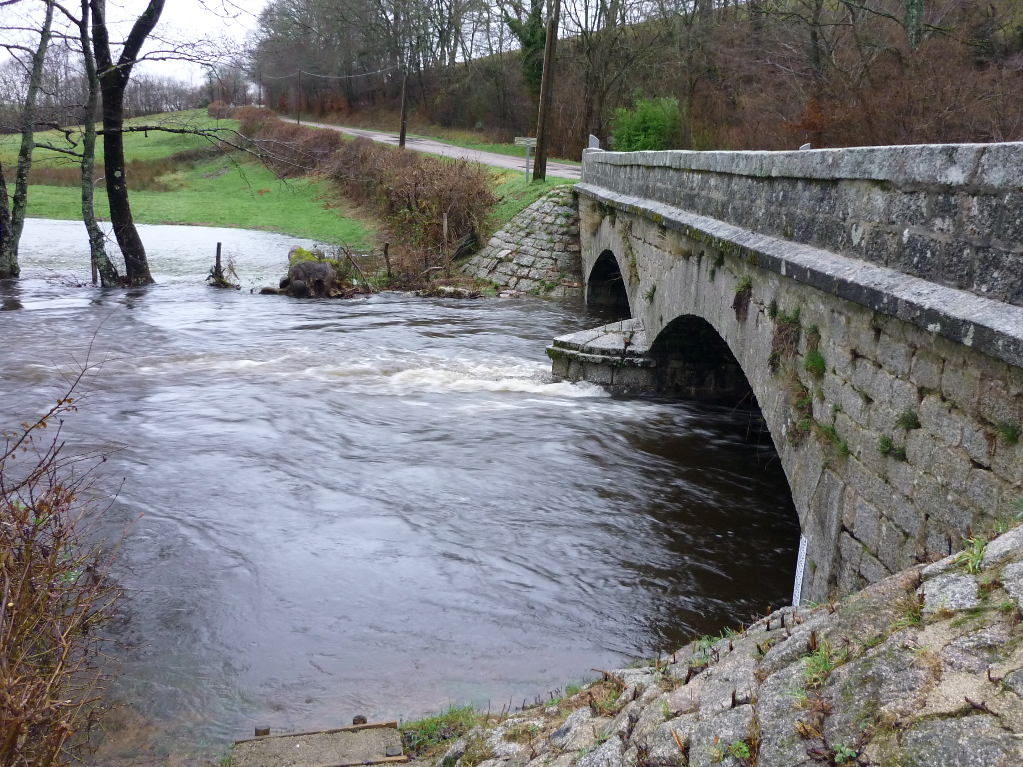 Crue de la Cure, en janvier 2018, à Marigny-l'église, hameau de Crottefou, pont sur la D128