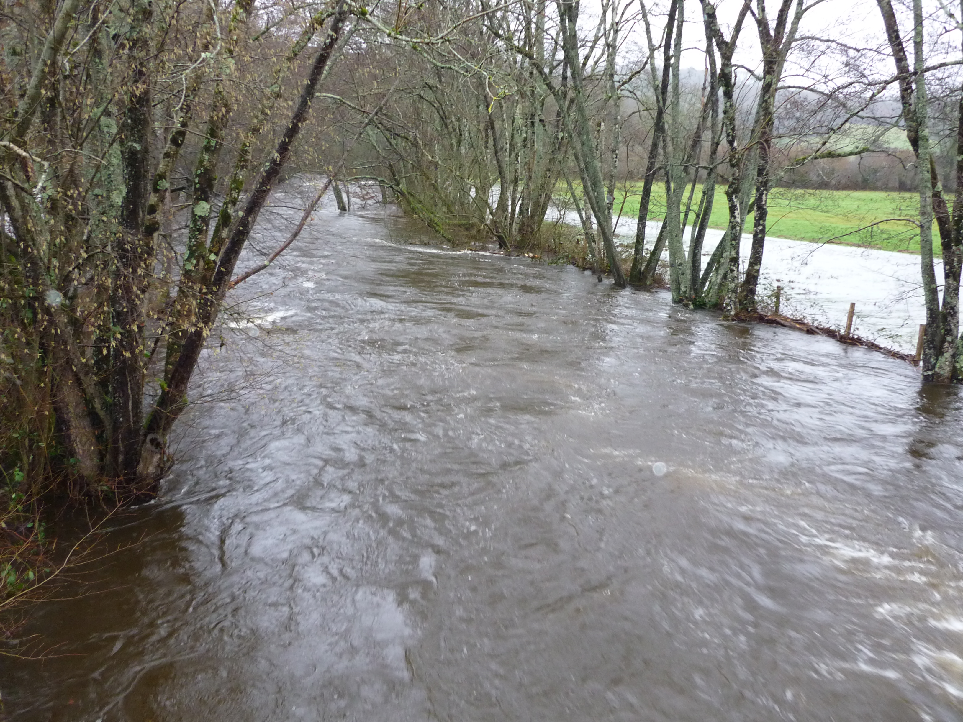 Crue de la Cure, à Marigny-l'église; hameau de Crottefou, pont sur D 128, dans la Nièvre