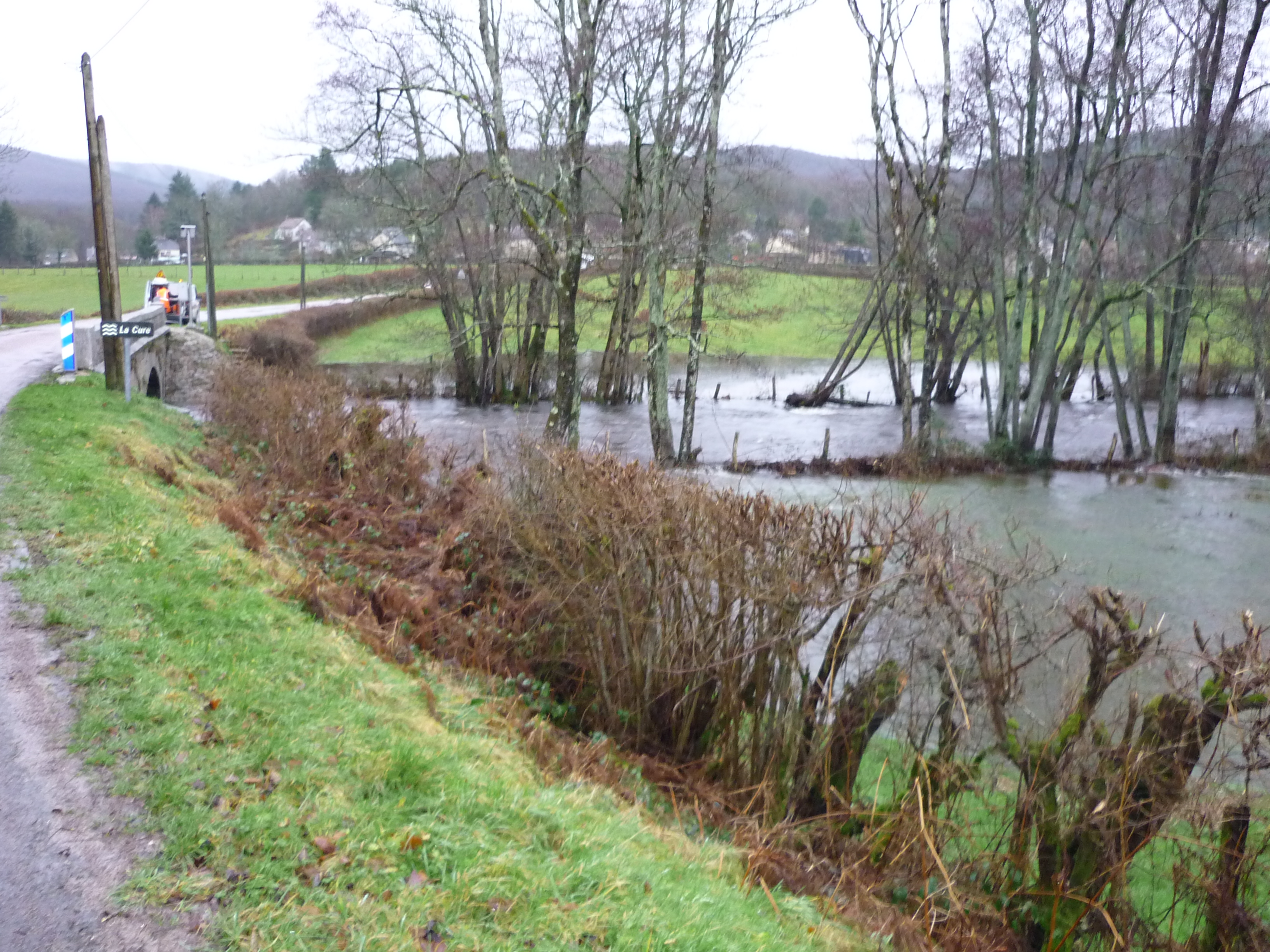 Crue de la Cure, en janvier 2028, à Marigny l'église, hameau de Crottefou, pont sur la D128, dans la Nièvre
