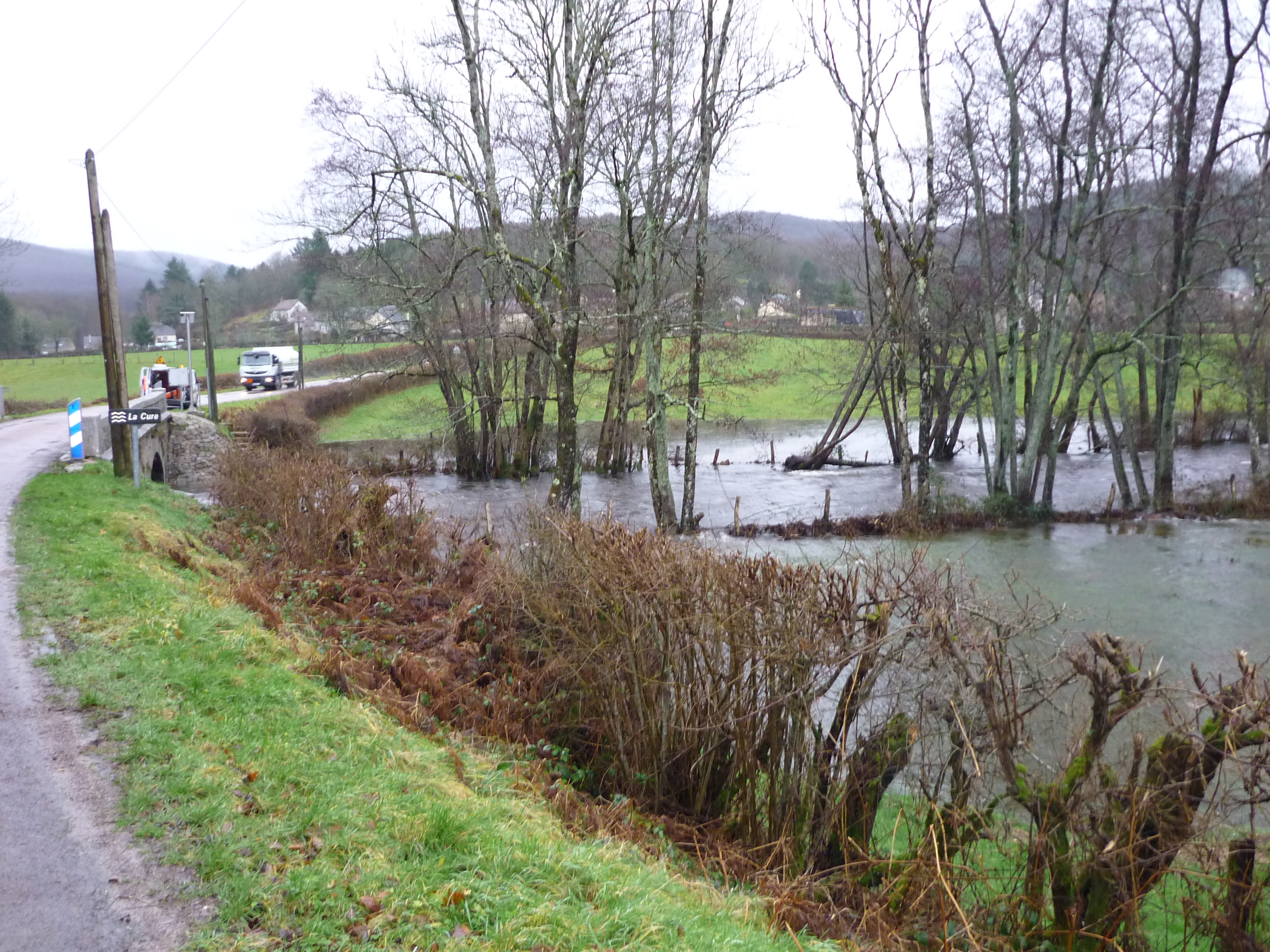 Crue de la Cure, en janvier 2018, à Marigny l'église, hameau de Crottefou, pont sur la D128, dans la Nièvre. 