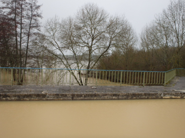 Crue de l'Aron, en janvier 2018, à Châtillon en Bazois, près de l'écluse du canal, dans la Nièvre