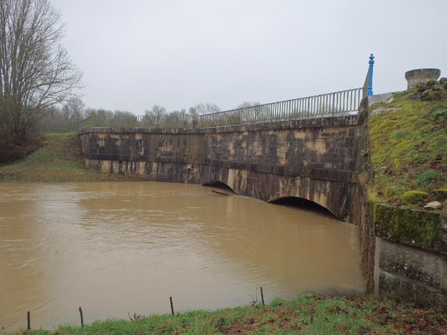 Crue de l'Aron, en janvier 2018, à Châtillon en Bazois, près de l'écluse du canal, en Côte d'Or