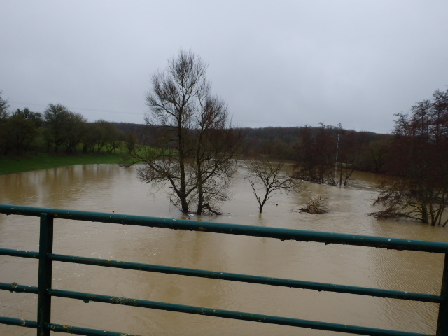 Crue de l'Aron, en janvier 2018, à Châtillon en Bazois, près de l'écluse du canal, en Côte d'Or