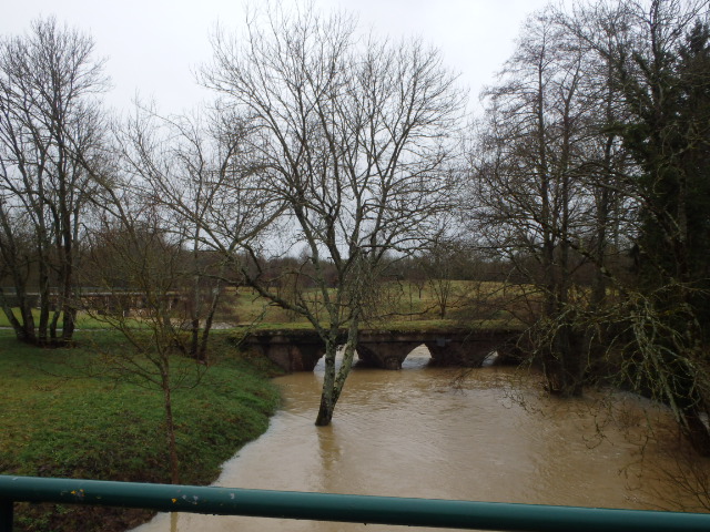 Crue de l'Aron, en janvier 2018, à Châtillon en Bazois, près de l'écluse du canal, en Côte d'Or